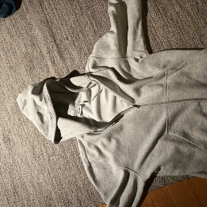 Weekday zip hoodie  - Säljer en jätte fin weekday zip hoodie. 