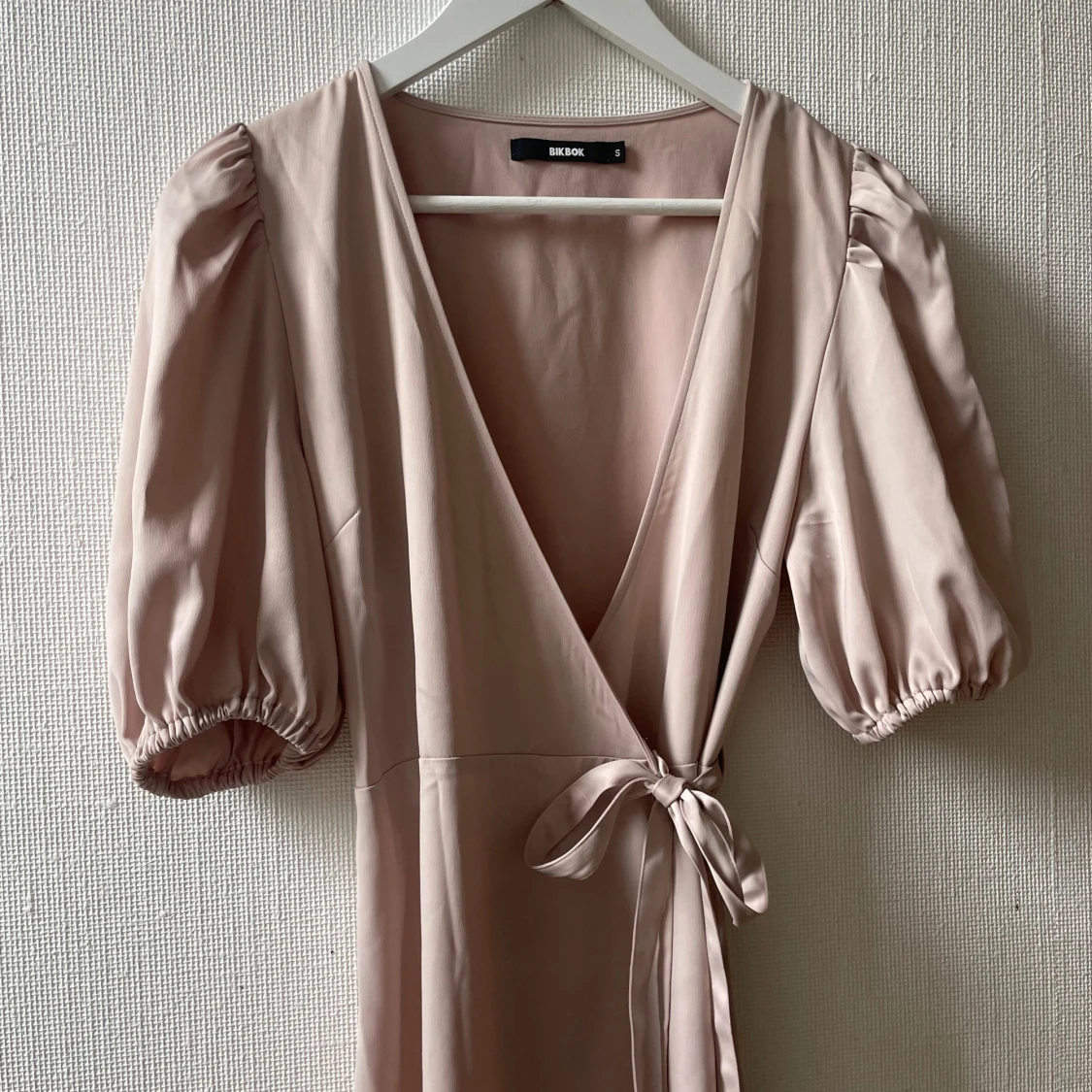 Beige omlottklänning från Bik Bok