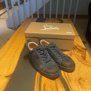 Christian Louboutin - Säljer nu mina snygga mörkblåa Luuboutins för att dem inte kommer till andvändning och så vill jag köpe en kukirin g2 då för söker samla ihop pengar det är inget fel på den                              Skriv om ni har frågor eller är intresserad 