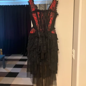 Korsettklänning säljs endast på VINTED - Klänningen går endast att köpa på Vinted där mitt användarnamn är @neoo1312 . Köper man här så kommer den inte skickas och man får pengarna tillbaka. Nypris £109.95 ≈ 1419,71 svenska kronor. Bara använd ca 5 gånger. Inga fel på den. Storlek är 30 vilket är 42-44 i svensk storlek. Kan skicka detaljerade bilder och mer information. Köpt från www.burleska.co.uk. 