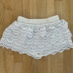 Vita spets-shorts  - storlek xs-s