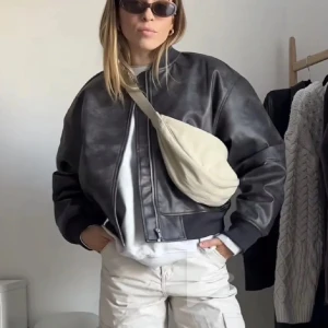 Svart oversized skinnjacka - SÖKER!! Söker denna skinnbomberjackan från HM i storlek L/XL🩷