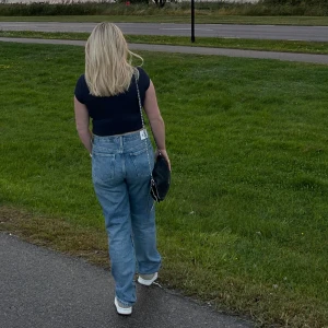 Calvin Klein light Blue straight low waist - Säljer ett par ljusblå jeans från Calvin Klein med rak passform och låg midja. Jeansen har klassisk femficksdesign, knappgylf och råa kanter nertill för en chill vibe. Perfekta till sneakers och crop top. Väldigt sköna, använda men det enda som syns är fransarna på kanten vid foten. Fint skick. Ändrat storlek så säljer mina absoluta favorit jeans🩵😭 köpt för närmare 1200kr på jeansbolaget eller Carlings