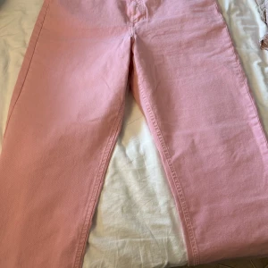 Rosa jeansbyxor från Bubbleroom - Snygga ljusrosa jeansbyxor från Bubbleroom i rak modell. Använd fåtal gånger