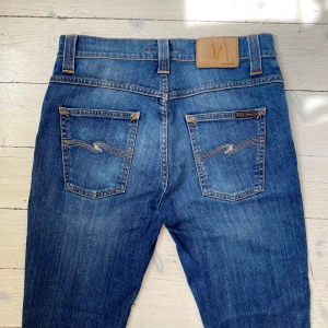 Nudie Jeans Grim Tim  - Säljer ett par schyssta blå jeans från Nudie Jeans i modellen Grim Tim i perfekt skick 🙌 Skriv vid fråga 👍 
