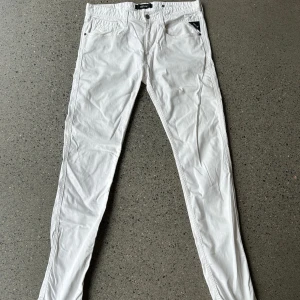 Vita Replay jeans - Säljer ett par vita replay jeans som inte jag har vuxit ur! Perfekt nu inför sommaren och funkar till det mesta. Bra kvalité och ett par jeans som håller
