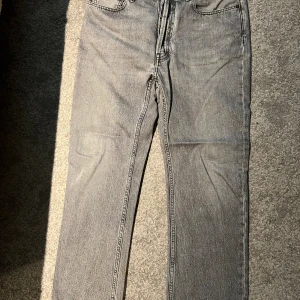 Acne jeans - Ljusgrå acne jeans, blå konst. Strlk 29/32. Väldigt bra skick