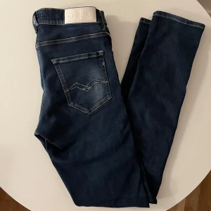 Replay Mickym Jeans - Tja! Säljer ett riktigt snyggt och trendigt par jeans från  Replay i jättebra skicka 10/10. Inga slitningar eller defekter. Färgen är marinblå. Byxorna är i storlek 33/34 slimfit så sitter som en  32/34. Är även hyperflex. Byxorna är perfekta till alla tillfällen ☀️  Hör av dig vid funderingar🙌