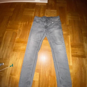 Nudie jeans slim fit - säljer ett par nudie jeans som ja haft länge men knappt använda,Köpte dem på Nudies hemsida för 1600.Storlekt 33W 30L