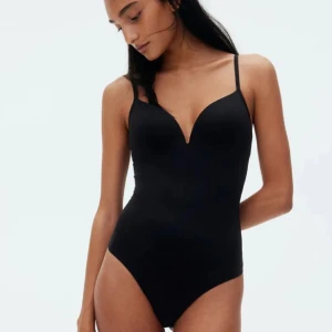 H&M body - Säljer den super populära h&m bodyn med kupa. Använd en handfull gånger så är som ny! 