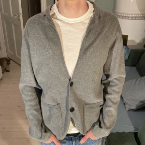 Stickad blazer - Stickad cardigan/ kavaj. Jävligt snygg med en t shirt under eller ovanpå en tröja. Bra skick, skriv vid frågor!