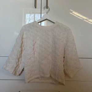 Vit reflad topp - Säljer denna snygga blus från Åhléns i storlek S då jag råkade köpa två. Den är inte använd någon gång och prislappen är kvar. Den är även slutsåld på hemsidan. Den är trekvartsärmad och skönt material. Skriv till mig för fler frågor💓