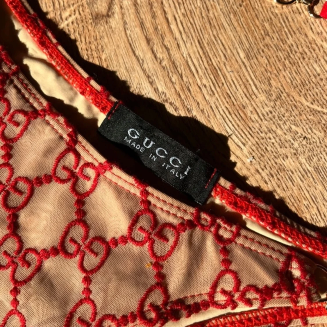 Beige och röd bikini med kedjedetaljer - 4