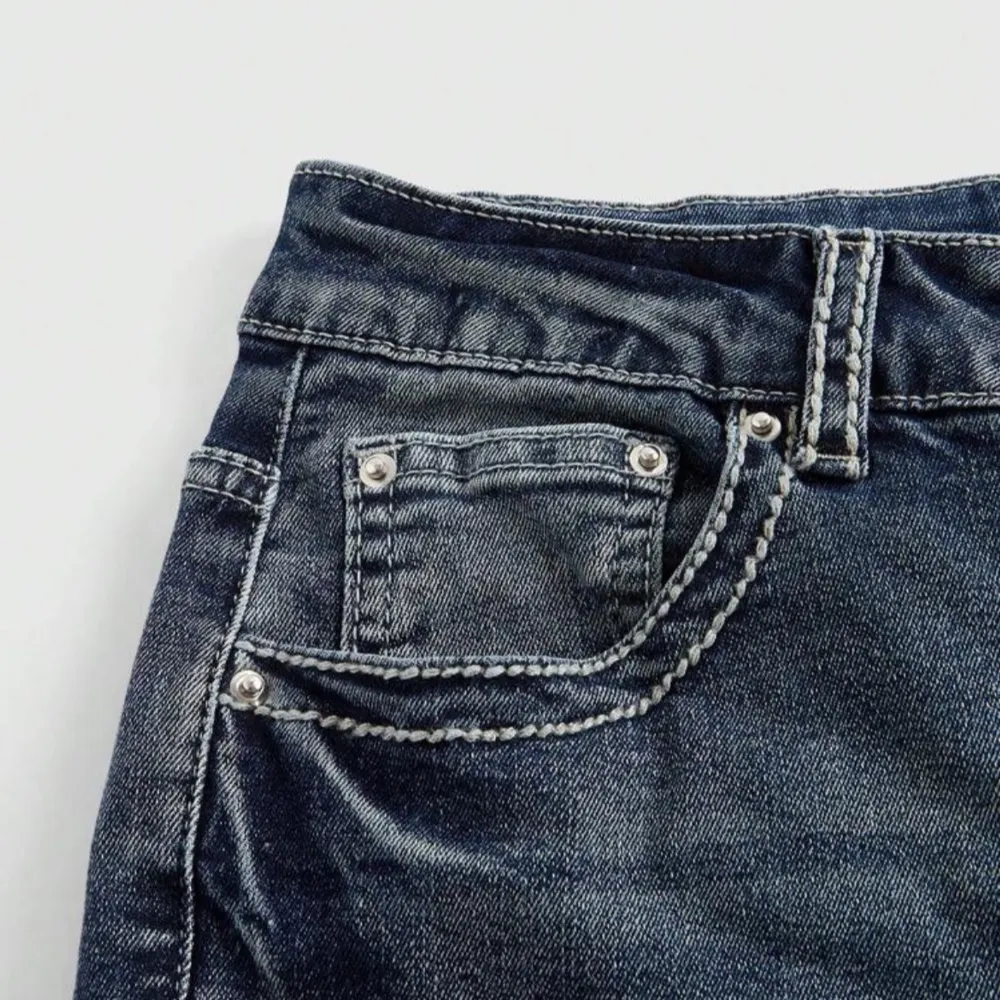 Snygga blå/grå jeans med broderade detaljer.köpta för ungefär 270kr på SHEIN men säljer för 150kr.pris går att diskutera,inga skador eller slitage. Använda 2 gånger.Kontanta för fler bilder och frågor!. Farkut & Housut.