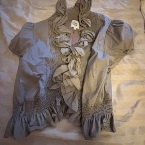 Gråaktig kofta - Har använts 2-3 gånger, bra skick, liten i strl.