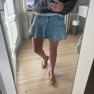 Blå jeanskjol med volang - Söt blå jeanskjol med volanger