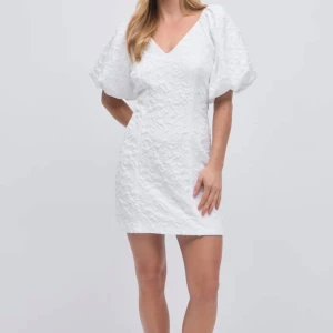 Vit klänning med puffärmar - Säljer denna slutsålda klänning från Gina Tricot. Helt oanvänd med prislapp kvar. Säljer då jag hittade en annan studentklänning jag ska ha istället. 