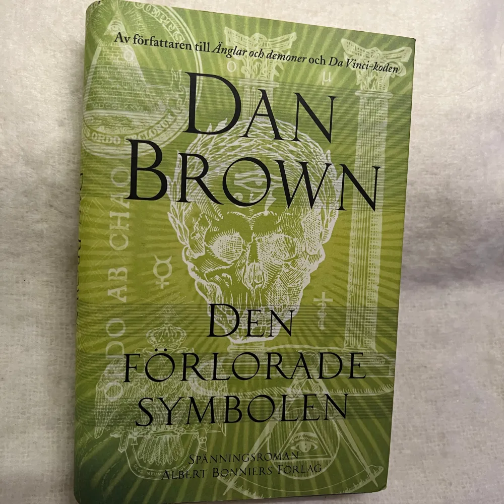 Spännande roman av Dan Brown, känd för sina tidigare verk som 'Änglar och demoner' och 'Da Vinci-koden'. För den som älskar thrillers och mysterier.. Böcker.