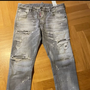 Dsquared2 jeans - Ing defekter eller likande , bra skick och sparsamt använda! Bara och skriva om man vill se mer bilder!