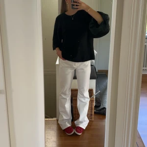 Vita jeans - Snygga vita byxor med bootcut-stil. Perfekta för en stilren look. De har en klassisk passform och är tillverkade i ett bekvämt material.