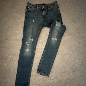 Blå Jeans från Jack & Jones  - Tjo! Säljer ett par snygga blåa jeans från Jack & Jones. Jeansen har aldrig används av mig. Om du har några frågor är det bara att ställa de!