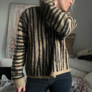 Tröja - Borstad tröja i alpackablandning från &Otherstories ! 🩷