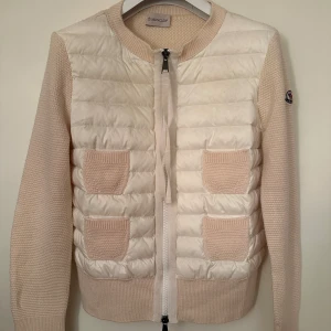 Moncler  - Moncler cardigan dam. Storlek S. fint skick utöver nån litet smuts. Pris 4390kr.