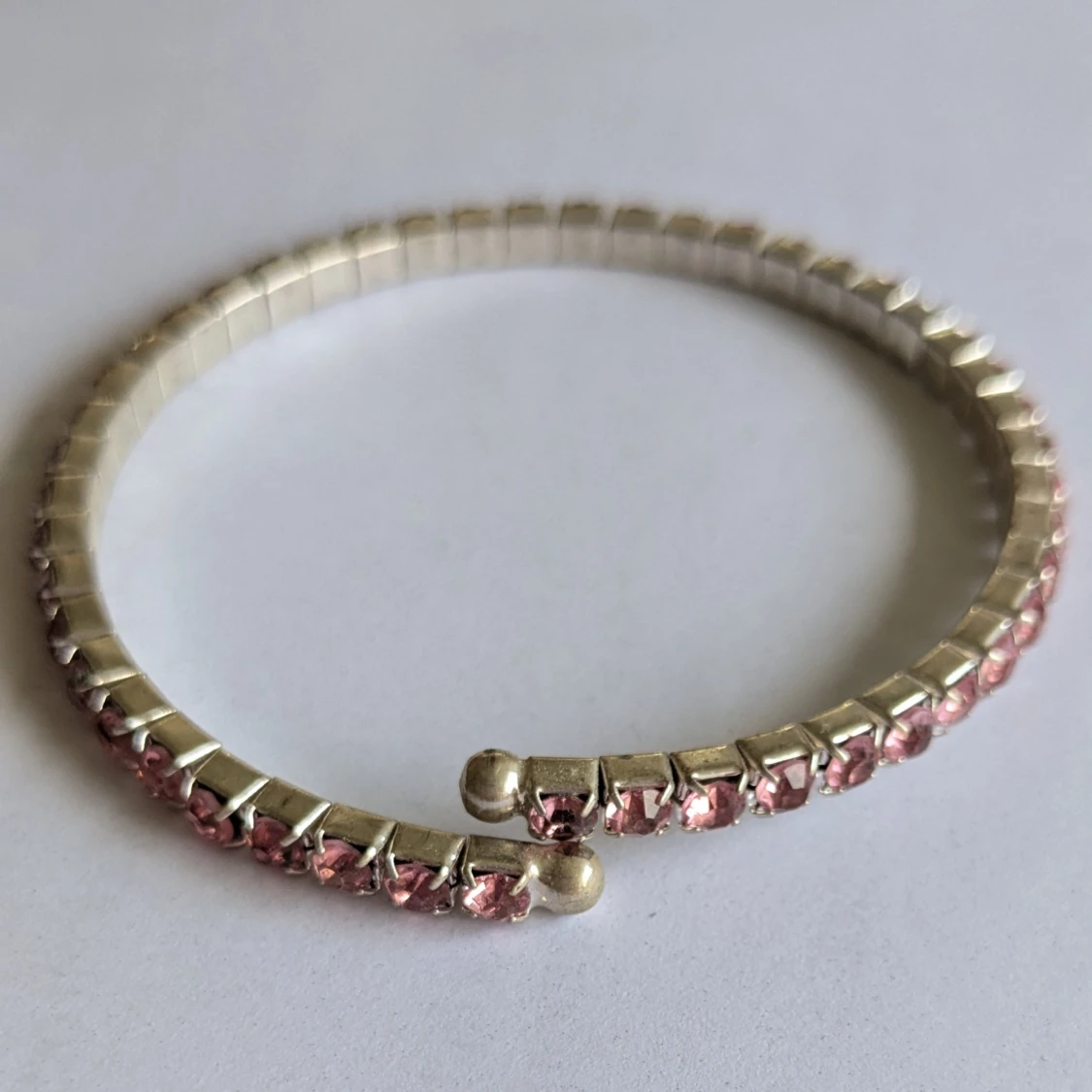 Silverfärgat armband med rosa stenar - 2