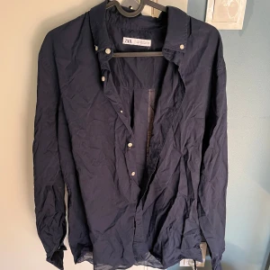 Mörkblå skjorta från Zara - Snygg mörkblå skjorta från Zara. Storlek M