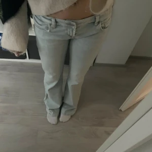 Ljusblå jeans med flare - Snygga ljusblå jeans med flare och midwaist passform. Ltb jeans Valerie. Jeansen har ett elastiskt band inuti. 