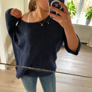 Mörkblå tröja i alpacka material- Soaked in Luxury  - En mysig mörkblå tröja från Soaked in Luxury. Köpt på Zalando för 699kr och använt en gång. Material - 30% Alpacka 25% Ull 🦙 STORLEK - XXL PRIS går att diskutera! Skriv om du har frågor 🫶🤍