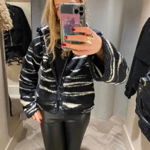 Teddyjacka  - Säljer denna jätte trendiga hm teddyjackan som inte finns att köpa längre. Storlek L men passar allt från Xs och uppåt beronde på hur man vill att den ska sitta och om man vill få plats med tröja under. Ganska liten i storleken, jättefint skick❤️