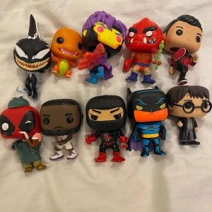 Samling av Funko Pop-figurer - Säljer en samling av olika Funko Pop-figurer. Inkluderar karaktärer med olika färgglada och unika designer. Perfekt för samlare eller som dekoration. Figurerna har detaljerade drag och varierande poser.