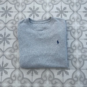 Ralph Lauren sweatshirt - En stilren Ralph Lauren sweatshirt i storlek M. Den har inga defekter och är i toppskick. Hör av er vid det minsta lilla! 🤝🙌