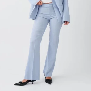 Ljusblå linnebyxor  - Säljer mina FAVORIT linnebyxor då inte passar mig längre. De är helt slutsålda och sitter så bra. Det är verkligen den perfekta linnebyxan för sommaren. Endast seriösa köpare tack☺️