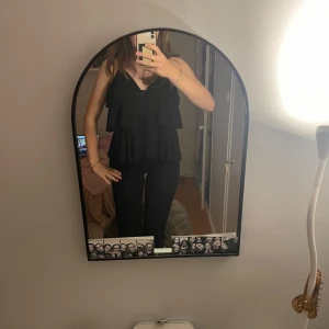 Volang topp  - Säljer min superfina volangtopp från Missäy. Används knappt då jag sparat på den. Köpt för 300kr. Priset kan diskuteras💕storlek står M men kan användas av S och XS