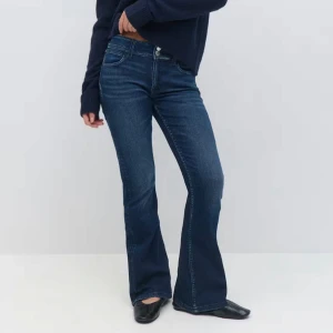 Jeans Gina  - Oanvända jeans med prislapp kvar, stl 158 men skulle säga att de motsvarar xs, detaljer på bakfickor