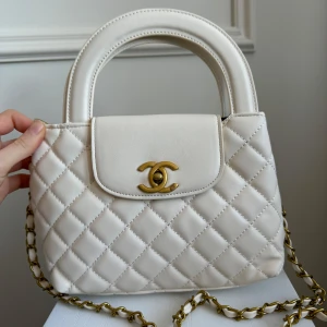 Vit lyxig väska  - Helt ny och oanvänd. Fick hem väskan med små mini fläckar som inte syns om man inte kollar extra noga! Annars är väskan i topp skick och kvaliten är verkligen mycket bra! Säljer så billigt pågrund av små fläckarna men har inte försökt att ta bort, det går säkert att få bort allt utan problem. En sån väska för det priset är ett kap 