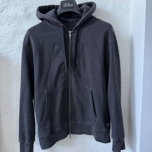 Replay Zip-Hoodie - Säljer en svart Zip-Hoodie från Replay i storlek S. Tröjan är i väldigt fint skick och köpt för ungefär 1 år sedan för 1600 kr.