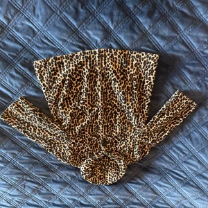 Leopardmönstrad jacka - Säljer en leopardmönstrad jacka med långa ärmar och hög krage. Jackan har en cool och djärv stil som verkligen sticker ut. Perfekt för dig som vill ha något unikt i garderoben!💕
