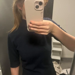 Marinblå polotröja - Superfin marinblå stickad T-shirt med polo från Lindex 💓💓