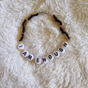 Med intention att manifestera din inre styrka 'I am enough ' - En manifestation för inre styrka! "I AM ENOUGH" - ett armband med intention att stärka dig. Handgjort, svart & guld. Helt nytt! Anpassar storlek och färger efter dina önskemål! Samfraktar! 