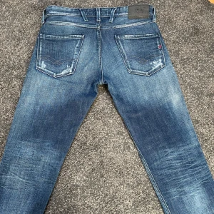 Replay anbass - Tja, säljer mina tvärfeta Replay jeans i modellen ”Anbass”. De är i mycket bra skick, storleken på jeansen är 29W 32L och passar dig som är från 175-185. Hör av er vid eventuella frågor eller funderingar!🤩