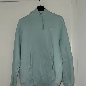 Baby blue hoodie från Nike - Säljer en stilren ljusblå hoodie från Nike med klassisk logga på bröstet. Endast provat o sedan legat i garderoben. Väldigt unik färg!