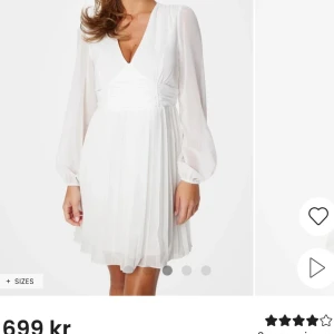 Vit klänning med v-ringning - Elegant vit klänning med v-ringad design och långa ärmar. Klänningen var köpt till min student men kände att den inte riktigt var min smak💕Endast testad. 