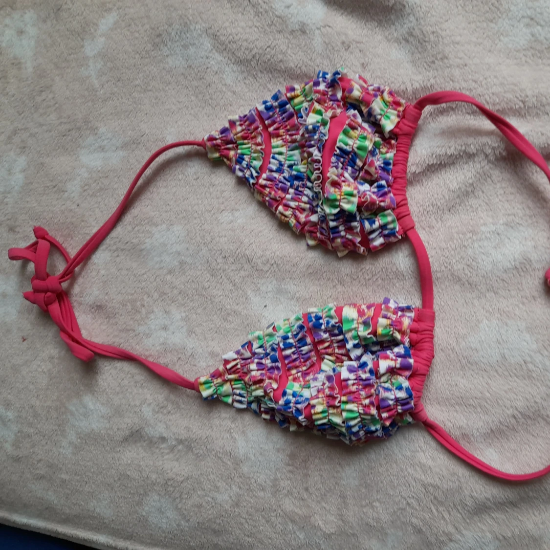 Färgglad bikini med volanger