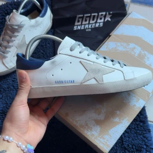 Golden Goose  - Tja! Säljer mina golden goose eftersom de är lite för små för mig, och inte kommer till användning Perfekta nu inför våren/sommaren….  Har du någon fråga så tveka inte å fråga😇
