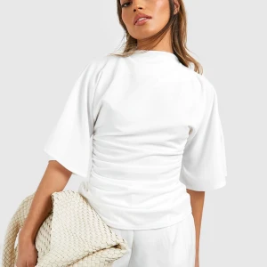 Vit topp - Säljer min fina blus som är perfekt till våren/sommaren som inte kommer till användning längre. Väldigt fin och stilren som snyggar till outfiten. Köptes på boohoo för 205kr💕