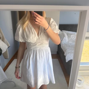 Vit kortklänning med v-ringning - Superfin klänning, aldrig använd! Från Zara. Passar perfekt till sommaren och studenten