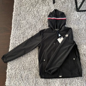 Moncler Windbreaker - Hej! Säljer nu en riktigt fin och fräsch Moncler Windbreaker. Nypris på denna är runt 5100 kr. Säljer den nu endast för 2499 kr. Mer info och bilder finns, hör gärna av er isåfall! 